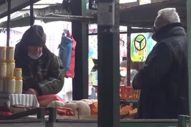 NESTOROVIĆ GLAVNA ATRAKCIJA NA PIJACI:  Šokirao javnost svojim neobičnim ponašanjem u šopingu (FOTO)