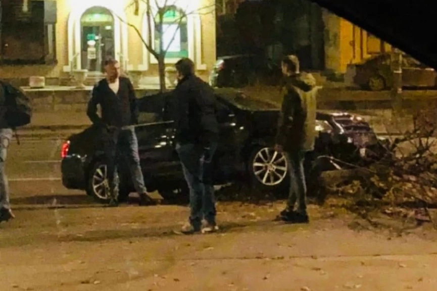 SVEDOCI ŠOKIRANI PRIZOROM NA VOŽDOVCU:  Vozač pobegao nakon što se automobil zakucao u drvo u Beogradu!