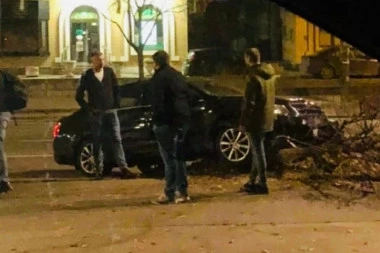 SVEDOCI ŠOKIRANI PRIZOROM NA VOŽDOVCU:  Vozač pobegao nakon što se automobil zakucao u drvo u Beogradu!