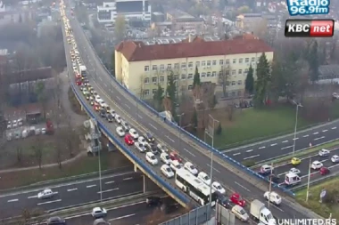 PREKO PLAVOG MOSTA AKO BAŠ MORATE! Ove saobraćajnice su od jutros kritične - mili se i jedva prolazi, formirane kolone! (FOTO)