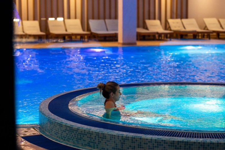 Relaksacija u bazenu