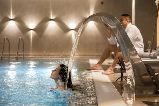 ZA TURISTIČKE VAUČERE PRIJAVILO SE 2.940 UGOSTITELJA! Prijava za građane kreće 15. januara, a evo koliko se kupona od 10.000 dinara deli!