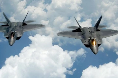 BRZINOM MUNJE ULAZI U SREDIŠTE BORBE, NIKO MU NE MOŽE NIŠTA: Evo zašto je američki Kongres upravo odbio da u penziju pošalje OVAJ TIP AVIONA koji nervira čak i Ruse!