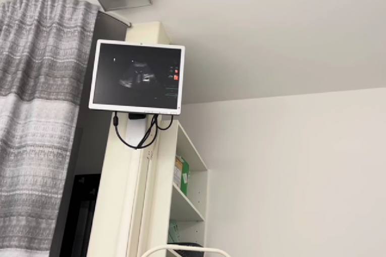 Aleksandra Nikolić pokazuje fotografije sa ultrazvučnog pregleda