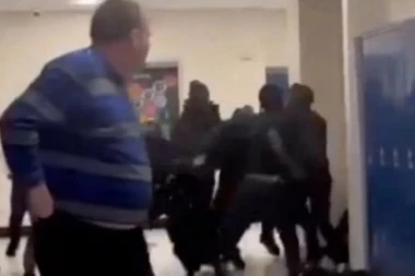 PROFESORI SE HVATALI ZA GLAVE, DRUGARI PLAKALI, A KAMERE SU SVE SNIMILE: U ovoj školi izbilo je 10 TUČA za jedan dan!