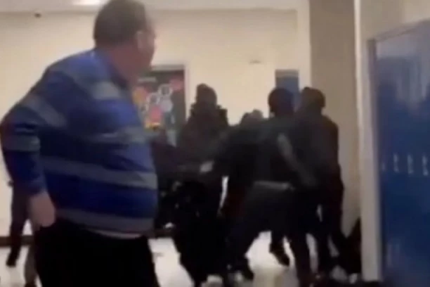 PROFESORI SE HVATALI ZA GLAVE, DRUGARI PLAKALI, A KAMERE SU SVE SNIMILE: U ovoj školi izbilo je 10 TUČA za jedan dan!