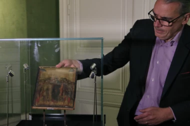 NIJE NI ZNALA ŠTA IMA U KUĆI! Na zidu držala 'beznačajnu ikonu' a onda je zahvaljujući njoj postala MILIONERKA! (FOTO)