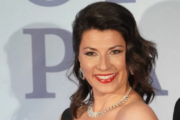 MILENA VASIĆ U MINIJATURNOM BIKINIJU DOČEKALA PRAZNIKE: Glumica pokazala atribute, svi u neverici gledaju šta je uradila (FOTO+VIDEO)