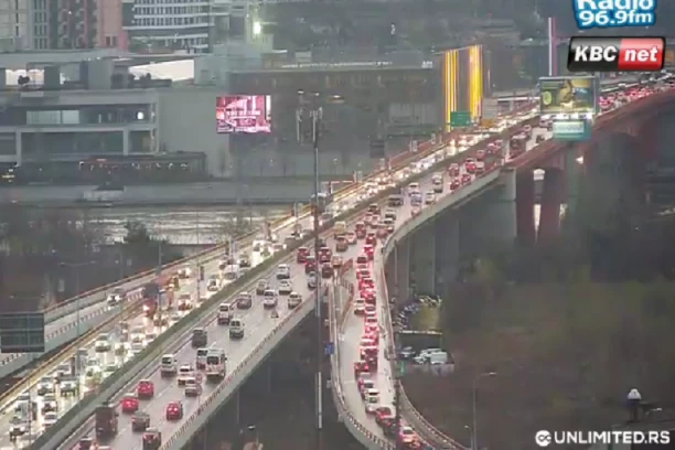 PETAK I KIŠA NAPRAVILI HAOS NA ULICAMA! Ove prestoničke saobraćajnice izbegavajte, jedva se prolazi! (FOTO)