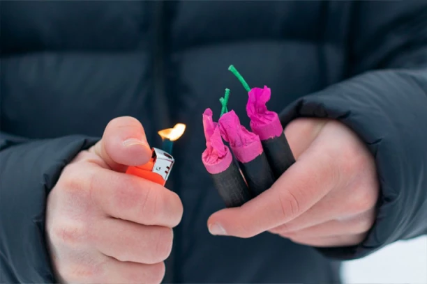 UBACUJU PETARDE U DVORIŠTE, ISPOD PROZORA, ISPOD LONACA! Deca prave haos u Subotici, ljudi trpe TEROR! (FOTO)