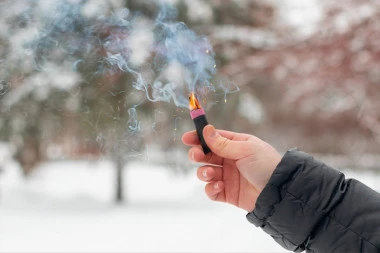 AKO SE POVREDITE PETARDOM POSTUPAJTE PO OVOM UPUTSTVU: Pazite kako rukujete pirotehnikom!