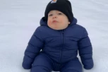 SVI SE UTRKUJU DA SAZNAJU ŠTA OVA BEBA GOVORI: Mališan u snegu priča kao VELIKI, od uzbuđenja jedva sedi (FOTO/VIDEO)
