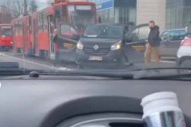 SAOBRAĆAJKA KOD BIGZA: Tramvaj naleteo na kombi! (FOTO/VIDEO)