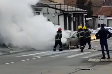 GORI AUTOMOBIL NA ZVEZDARI: Vatrogasci na terenu! (FOTO/VIDEO)