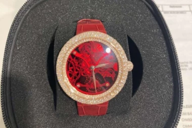 POKUŠAO DA PROŠVERCUJE BRILIJANTSKI SAT VREDAN 50.000 EVRA: Putnik na Aerodromu Nikola Tesla nije prijavio vrednost kod sebe!