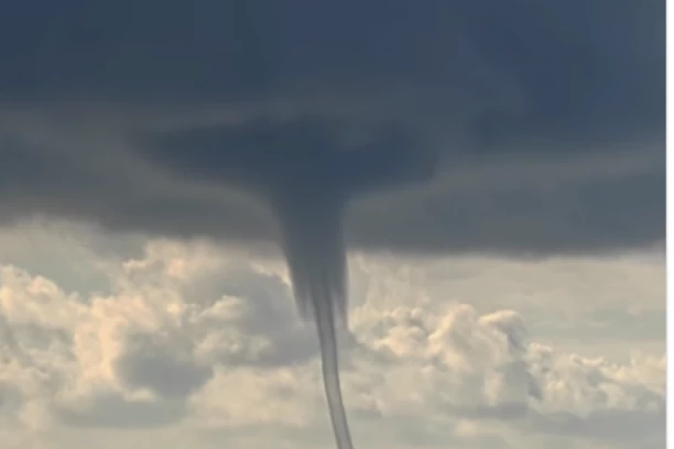 HAOS NA KRFU! Tornado nosio kioske, čupao krovove – ostrvo ostalo bez struje (VIDEO)