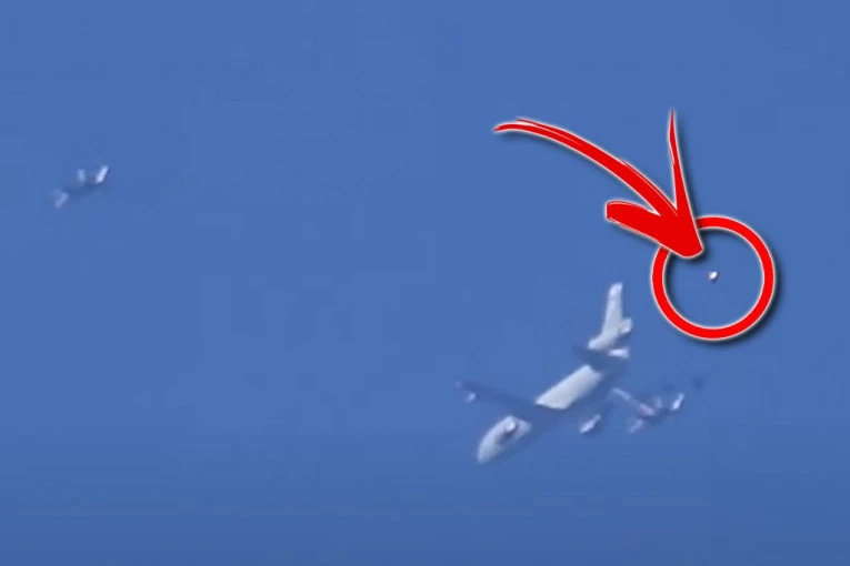 ''VIDELI STE TO? MALO ME STRAH DA GLEDAM!'' U trenutku dok su snimali Bajdenov avion, pojavljuje se niotkud neidentifikovana letelica i izaziva paniku! (VIDEO)