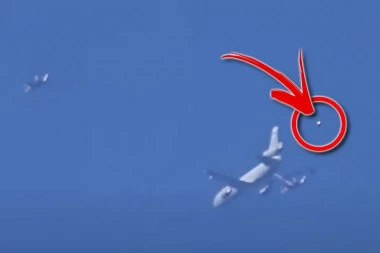 ''VIDELI STE TO? MALO ME STRAH DA GLEDAM!'' U trenutku dok su snimali Bajdenov avion, pojavljuje se niotkud neidentifikovana letelica i izaziva paniku! (VIDEO)