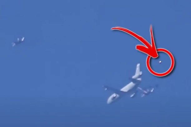 ''VIDELI STE TO? MALO ME STRAH DA GLEDAM!'' U trenutku dok su snimali Bajdenov avion, pojavljuje se niotkud neidentifikovana letelica i izaziva paniku! (VIDEO)