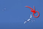 ''VIDELI STE TO? MALO ME STRAH DA GLEDAM!'' U trenutku dok su snimali Bajdenov avion, pojavljuje se niotkud neidentifikovana letelica i izaziva paniku! (VIDEO)