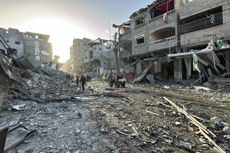 HUMANITARNA KATASTROFA U GAZI: U napadima Izraelskih snaga na izbeglički kamp desetine nastradalih, odsečeni putevi medicinske pomoći! (VIDEO)