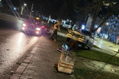 JUGOM SE ZAKUCAO U SAOBRAĆAJNI ZNAK, PA NASUKAO NA BETONSKU ŽARDINJERU: Saobraćajka u Čačku!