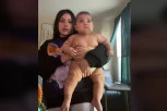 OVA BEBA IMA SAMO PET MESECI, A IZGLEDA KAO ODRASTAO ČOVEK: Ljudi gledaju u neverici, od majke traže da pokaže dečakovu krštenicu (VIDEO)