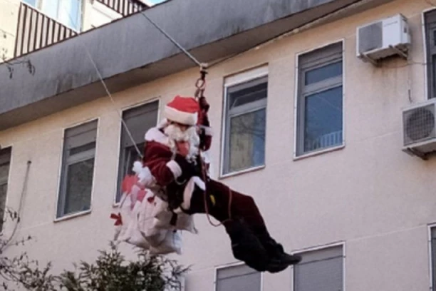 PRIZOR KOJI TOPI I NAJTVRĐA SRCA! Mališani u bolnici u Novom Sadu dobili paketiće od Deda Mraza, način će vas ostaviti bez daha! (FOTO)