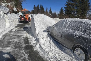 MEĆAVA NAPRAVILA HAOS U OVOM DELU SRBIJE! Kolaps na putevima, a vozila zarobljena u snegu! (FOTO)