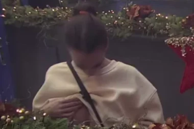 JEZIVE SCENE U ELITI: Učesnici se deformisale grudi, podigla majicu i pokazala NABORANE SILIKONE!