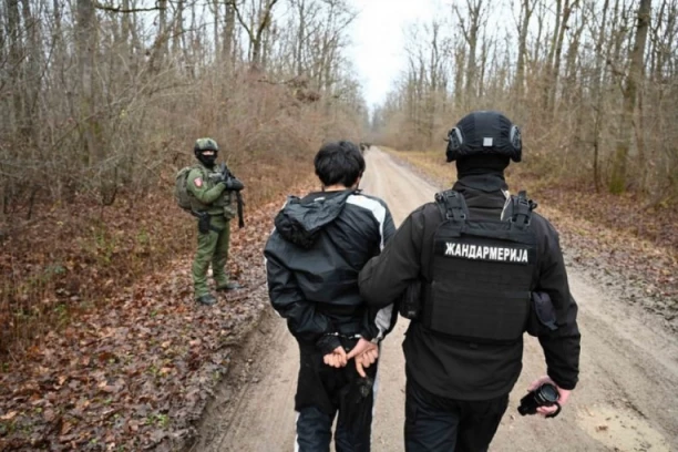 KAO DA SU POŠLI U RAT! AUTOMATSKO ORUŽJE I MUNICIJA! Pali avganistanski državljani zbog krijumčarenja migranata!