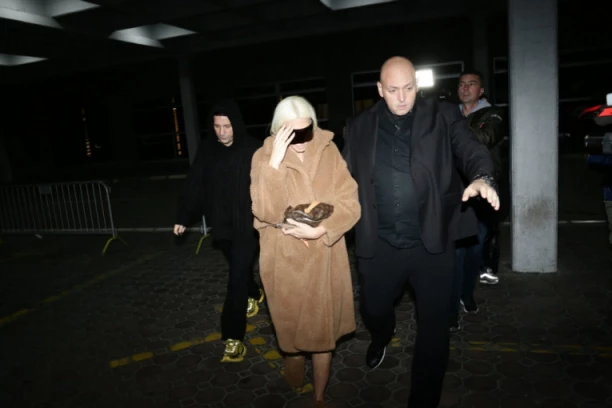 JELENA KARLEUŠA U ŠOK IZDANJU NA KONCERTU MILICE PAVLOVIĆ: Pevačica se pojavila u PAPUČAMA u Areni! (VIDEO)