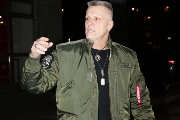 PROCURILA FOTOGRAFIJA ĐORĐA DAVIDA SA SUPRUGOM: Sa maskom na licu, ne odvaja se od njega!