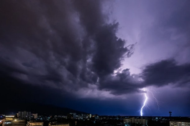GROM UDARIO U PARK! Jedna osoba poginula, tri povređene! Hitne službe na terenu!