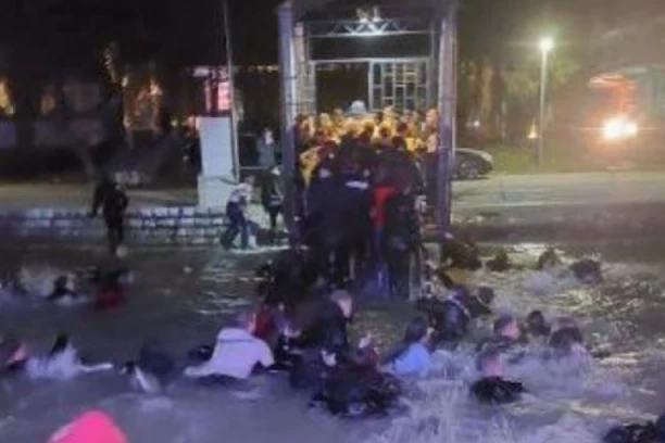 TONE POZNATI BEOGRADSKI SPLAV! Ljudi plivaju ka obali, VELIKA PANIKA - spašavaju žive glave! (FOTO, VIDEO)