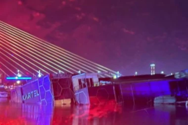 SPLAV POTONUO ZBOG TUČE?! Očevidac ispričao: "Krenuli su da nas izbacuju, nakupio se veliki broj ljudi"