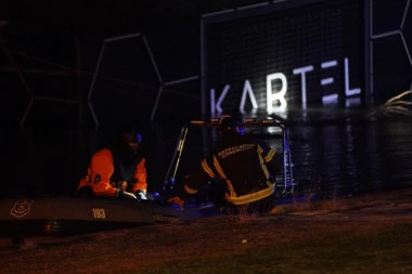 "STVARI SU MI UNUTRA, SMRZAVAM SE, NEKI DEČKO MI JE DAO JAKNU!" Splav tone, deca se snimaju i NAVIJAJU! (VIDEO)