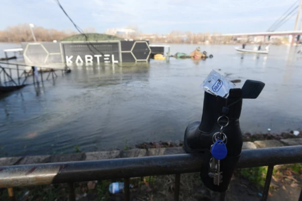 UŽAS! NA SPLAVU KARTEL BILO OKO 500 LJUDI, A DOZVOLJENO 100: Policajci sprečili tragediju - izvlačili ljude iz vode! Izbila tuča, a onda...