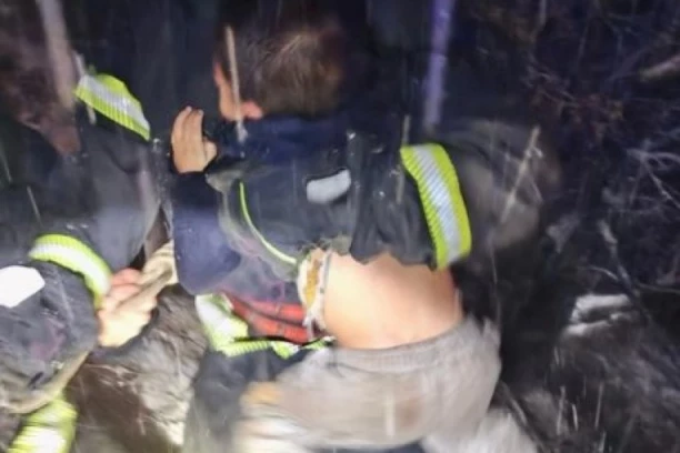 "SVUDA JE BILO KRVI": Policajac koji je spasavao tročlanu porodicu u Tutinu otkriva detalje stravične nesreće - "Milena je držala muža za ruku kao da je znala da će umreti"