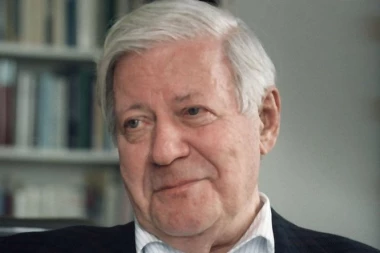 MONSTRUOZNI SIMBOLI OSVANULI NA GROBU NEMAČKOG KANCELARA! Vandali urnisali večnu kuću Šmita i njegove supruge, jeziv prizor uznemirio javnost! (FOTO)