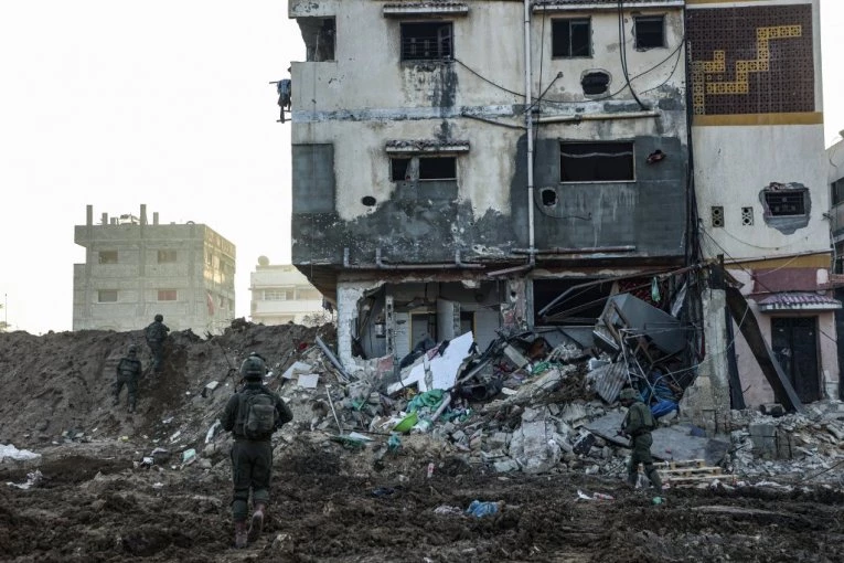 NI "P" OD PREKIDA VATRE: Izraelci bombardovali Rafu, potresni snimci s lica mesta! Spasioci iznose tela mrtvih Palestinaca iz ruševina (VIDEO)