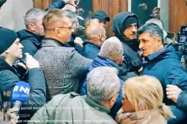 ĐILASOVCI HOĆE KAMIONOM DA ULETE U SKUPŠTINU! BARJAKOM LOME STAKLO! Opšti haos napravili protestanti - kordoni policije OČEKUJU NAJGORE!