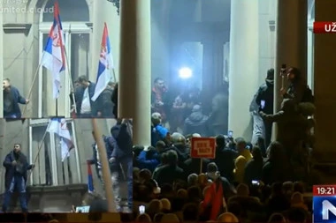 DEMONSTRANTI ZASULI STARI DVOR FLAŠAMA I KAMENICAMA: Policija rasterala okupljene, uhapšeno 30 ljudi (VIDEO)