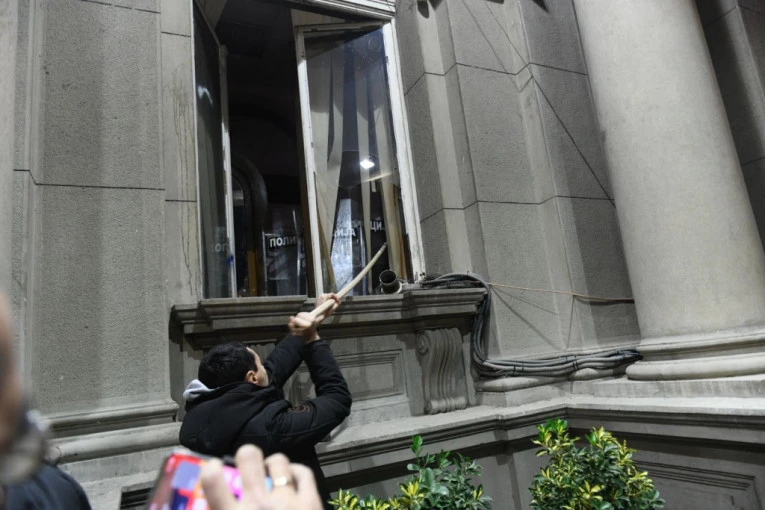 SASLUŠANI OSUMNJIČENI ZA HAOS ISPRED SKUPŠTINE! "Junaci" lomili i gađali kamenicama, a EVO šta su rekli u tužilaštvu!