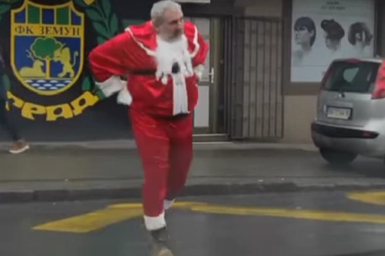 Miki Đuričić kao Deda Mraz na ulicama Beograda