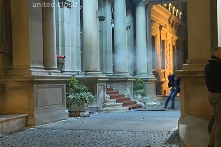 VANDAL DRVENOM MOTKOM RAZBIJAO PROZORE SKUPŠTINE GRADA BEOGRADA! Predložena kazna za nasilničko ponašanje na protestu!