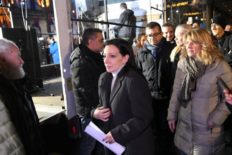 MARINIKA HALUCINARA PREDSEDNIKA? Tvrdi da Vučić viri iz Predsedništva, a on je zapravo 1.115 kilometara daleko!