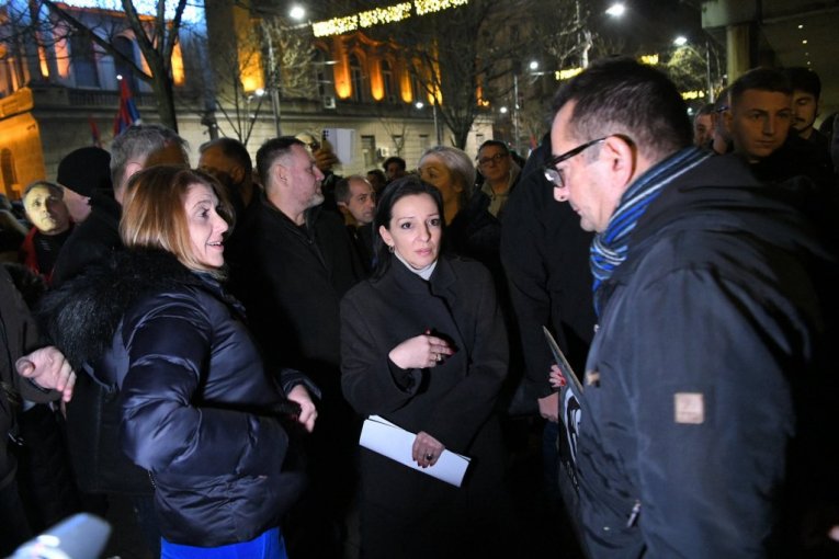 OPOZICIJA MALTRETIRA GRAĐANE BEOGRADA PRED NOVU GODINU! Blokade Đilasovih plaćenika za ismejavanje - na prste da ih nabrojiš!