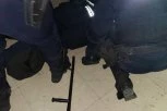 GAĐALI IH MOTKAMA, KAMENJEM I FLAŠAMA! Pogledajte kakvom su nasilju ispred Skupštine sinoć bili izloženi naši policajci! EVO KO JE KOGA ZLOSTAVLJAO!(VIDEO/FOTO)
