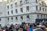 JUČE RUŠILI GRAD I KULTURNU BAŠTINU, DANAS SE KAO MAJMUNI VERU PO ZGRADAMA! "Majdanovci" se ponovo okupljaju u centru Beograda! HOĆE DA BLOKIRAJU BRANKOV MOST! (FOTO/VIDEO)